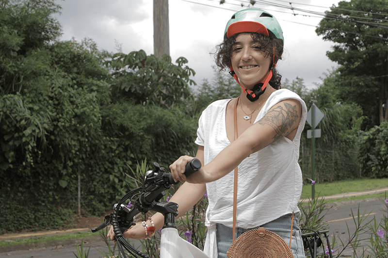 Mujer de Costa Rica en bicicleta