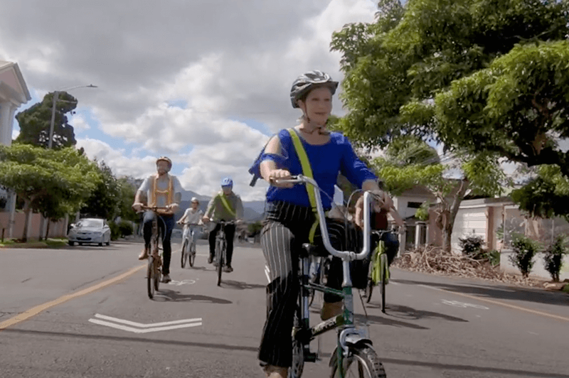 Mujer de Costa Rica en bicicleta